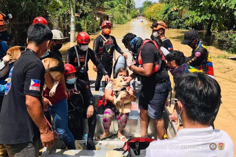 Naglusad ug search and rescue operations ang mga operatiba sa Davao City Central 911   niadtong Nobyembre 10 human nga gibaha ang pipila ka lugar sa syudad. Partikular ang lugar sa Jade Valley, Tigatto, ug Bacaca. Hulagway gikan sa Central 911