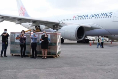 1.4 million doses ng Moderna vaccine na binili ng gobyerno, dumating sa bansa