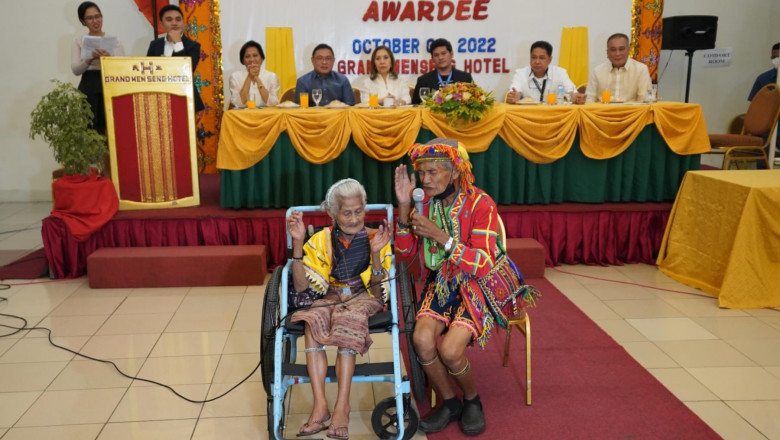 Honored 32 centenarians get P100k cash each