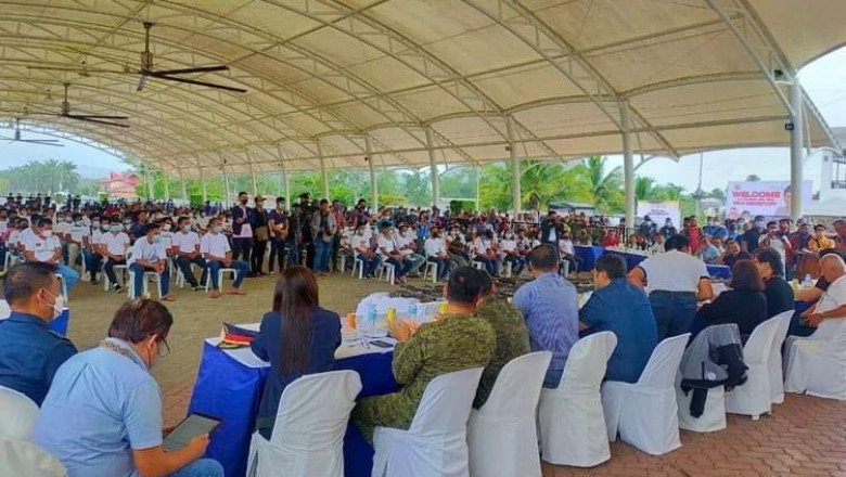 199 ex-NPA rebels in Caraga Region pledge allegiance to gov’t;  receive aid