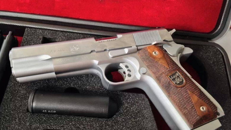 Pulis nga ilegal magpabuto ug armas sa pasko, bag-ong tuig, sipaon sa pwesto