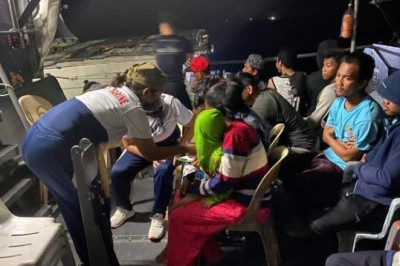 21 pasahero ng nasirang lantsa sa Sabah, naligtas ng Philippine Navy, sundalo