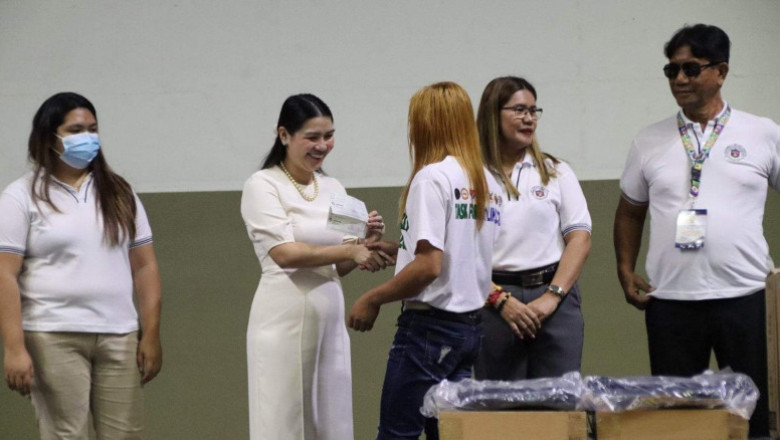 21 ex-NPA rebels get P1.2-M cash aid