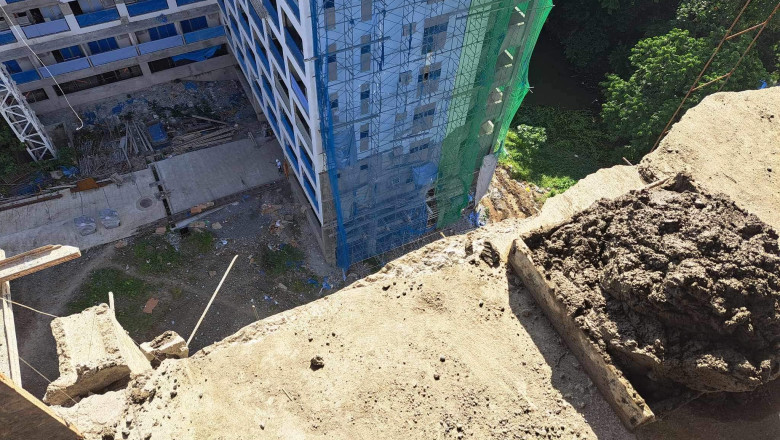 2 siblings die after falling off building