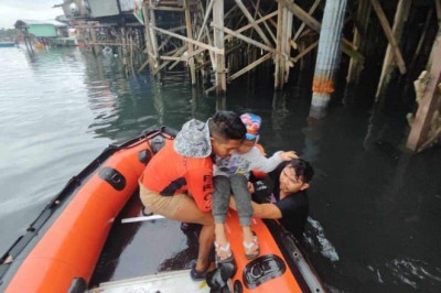 PHOTO STORIES: Coast Guard rescues fire victims in Agdao