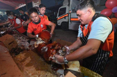 Rep. Duterte treats fire victims on New Year’s Eve