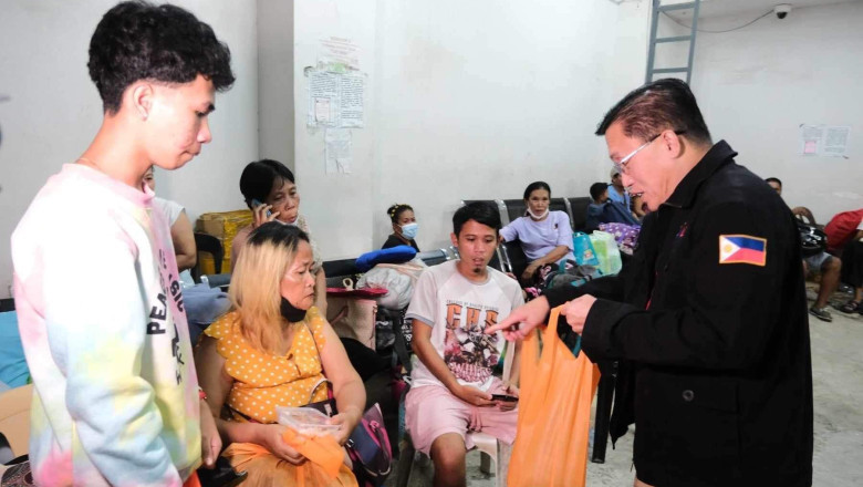 Bong Go brings joy to patient watchers on New Year's eve in Davao City