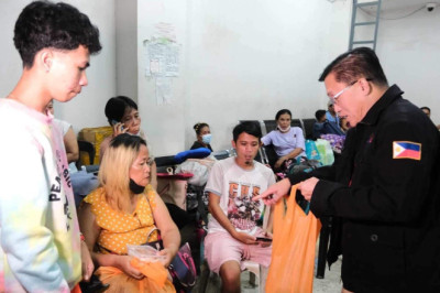 Bong Go brings joy to patient watchers on New Year's eve in Davao City