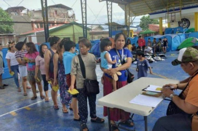 Rep. Duterte distributes aid to Davao fire victims