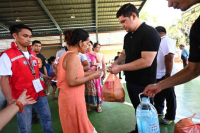Rep. Duterte provides relief, cash assistance to Davao fire victims