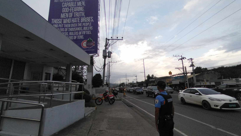 Lalaki nga nakasinati ug depression, nikatkat ug billboard structure kasuhan