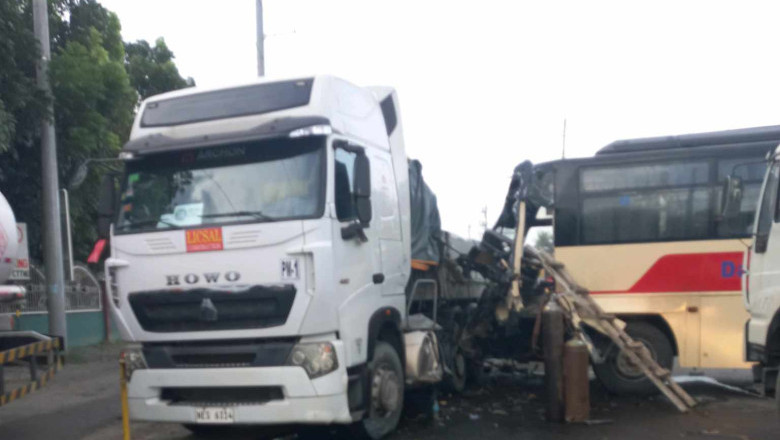 Truck ug bus nagbangga, 16 pasahero angol