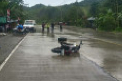 MAG-INAHAN NGA NITABOK SA HIGHWAY, NABANGGAAN UG MOTOR, 1 PATAY