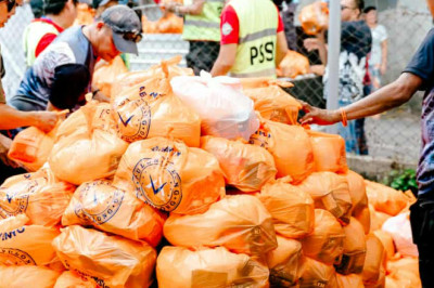 Duterte office distributes food packs in cemetery outreach