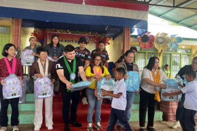 Columbus Elementary kids get school bags