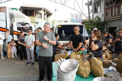Dutertes lead relief distribution to fire-hit families in Matina Aplaya